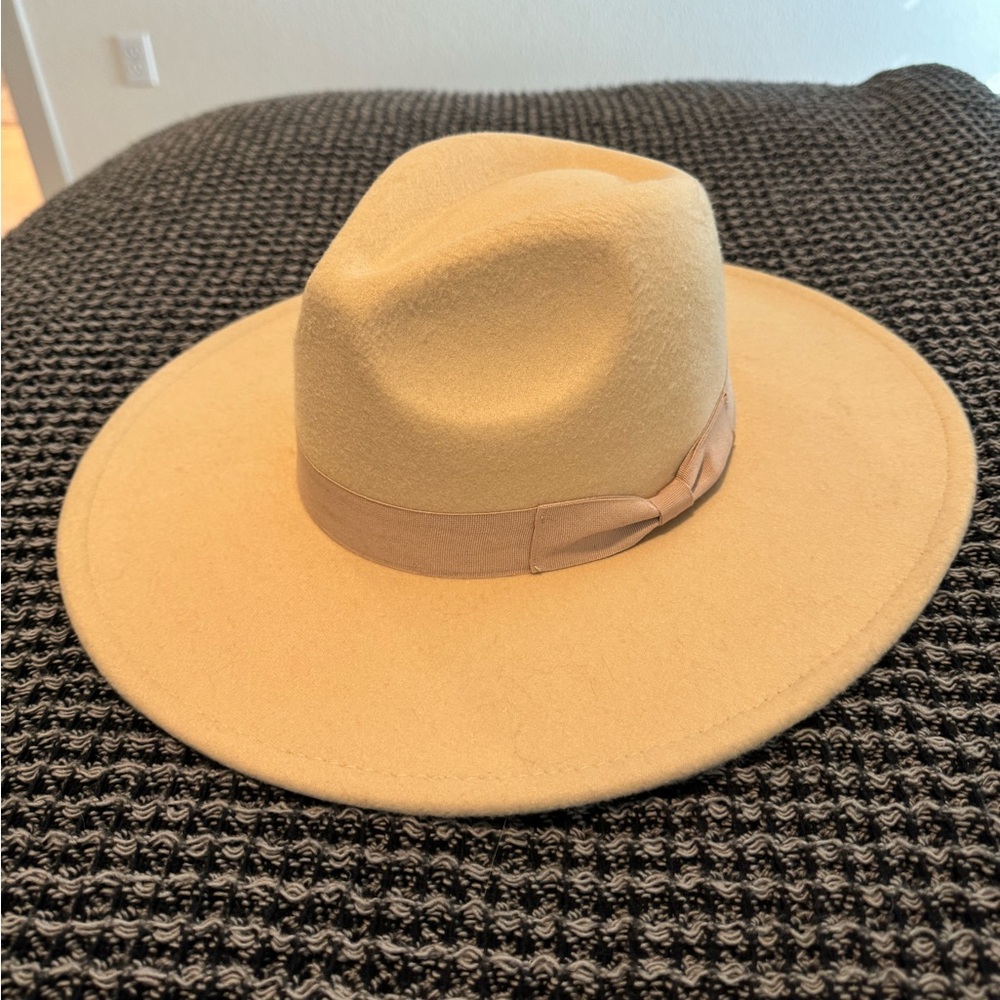 Like new flat brim hat